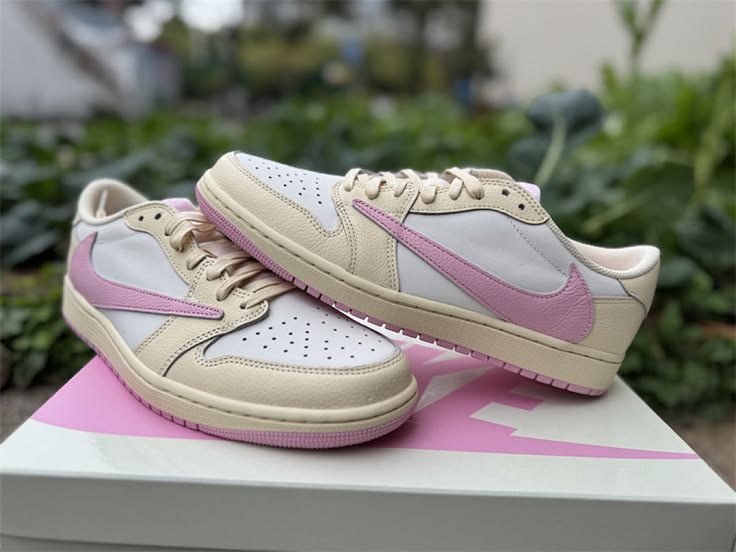 Travis Scott x Air Jordan 1 Low OG « Shy Pink »