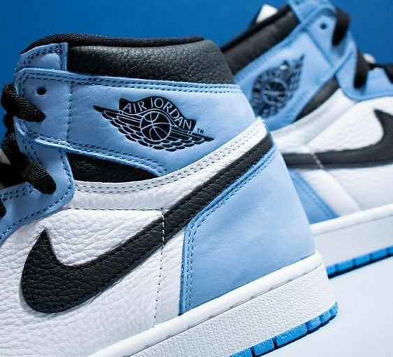 Air Jordan 1 Retro High OG "University Blue"