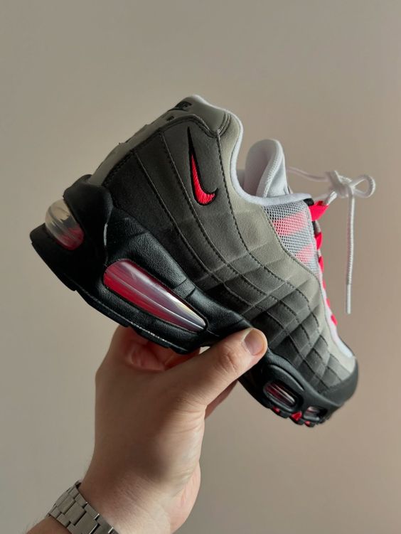 Undefeated x Nike Air Max 95 « Bright Crimson »