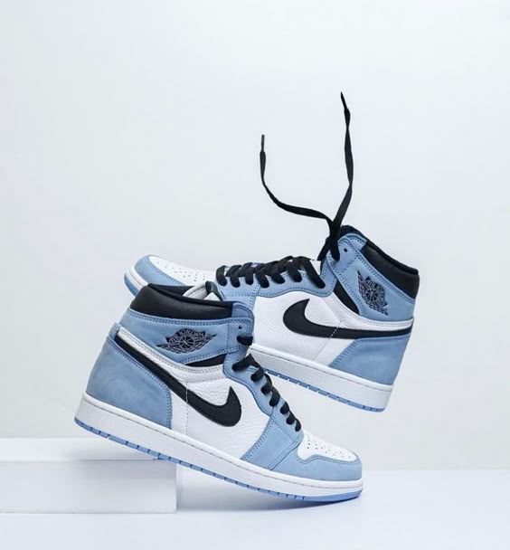 Air Jordan 1 Retro High OG "University Blue"