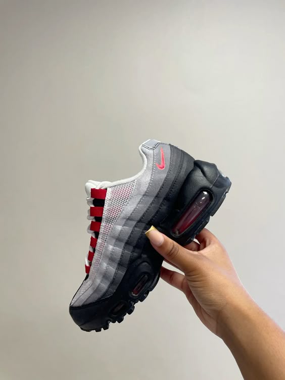 Undefeated x Nike Air Max 95 « Bright Crimson »