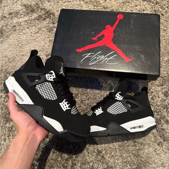 Air Jordan 4 "White Thunder"